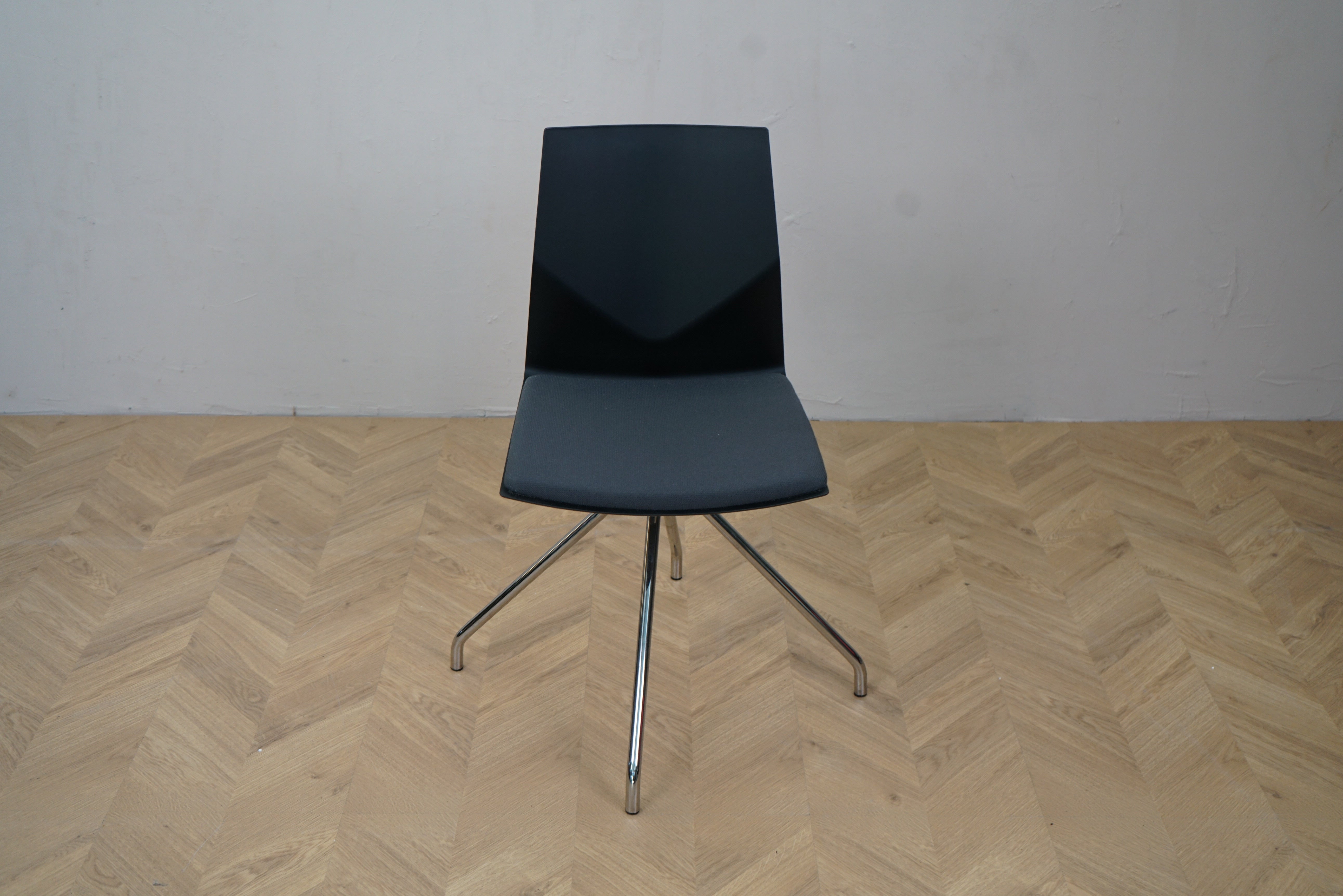 Four Design polstret stol i sort og grå – set forfra med polstret sæde og V-formet ryglæn